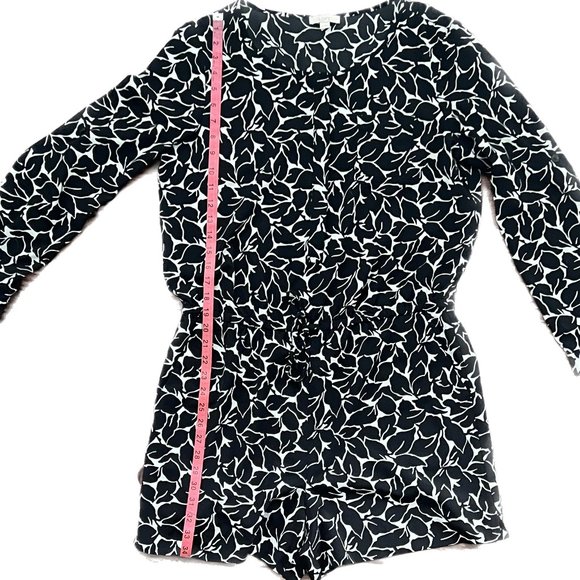 LOFT One-Piece Black & White (Cream) Leaf Pattern Jumpsuit Romper Size 10 - Picture 14 of 14
